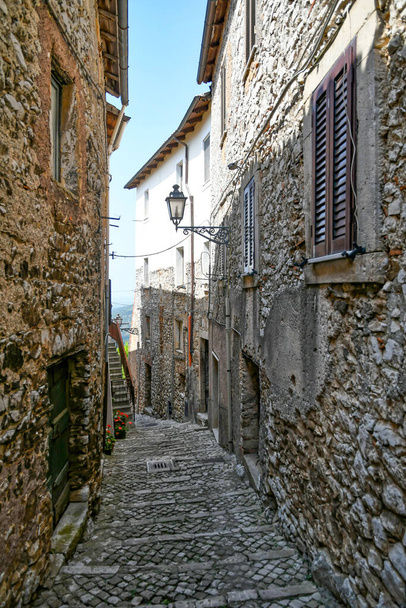 Maenza, Italia, 24. heinäkuuta 2021. Katu keskiaikaisen kaupungin historiallisessa keskustassa Lazion alueella. - Valokuva, kuva