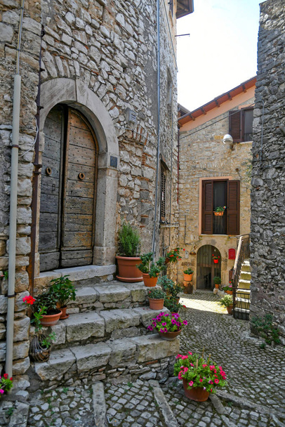 Maenza, Itália, 24 de julho de 2021. Uma rua no centro histórico de uma cidade medieval na região do Lácio. - Foto, Imagem