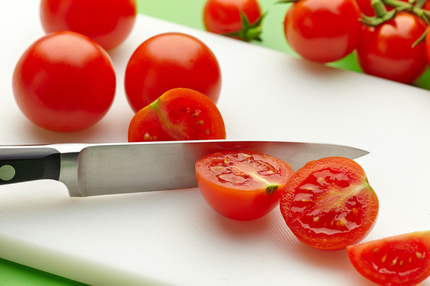 fresh tomato on cutting board - Foto, afbeelding