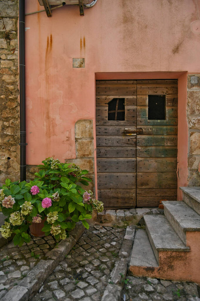 Maenza, Italien, 24. Juli 2021. Eine Straße im historischen Zentrum einer mittelalterlichen Stadt in der Region Latium. - Foto, Bild