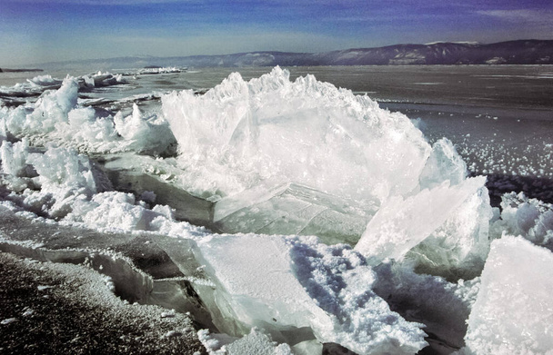 Замороженные сосульки пресной воды Байкала. Зима на Байкале, лед и снег на озере. Красота природы Байкала зимой. - Фото, изображение