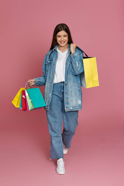 beautiful woman holding shopping bags with purchases - Foto, imagen