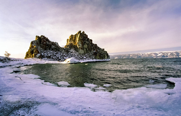 Зима на Байкалі, лід і сніг на озері. Краса природи Байкалу взимку.. - Фото, зображення