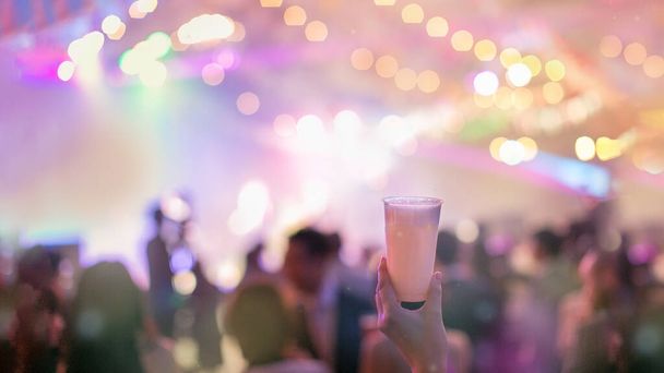 Изображение большой вечеринки и ночного клуба, украшенного разноцветными огнями - Фото, изображение