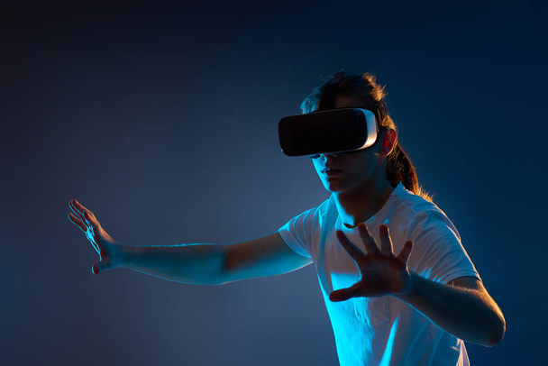 Giovanotto che usa le cuffie della realtà virtuale. gadget VR - Foto, immagini