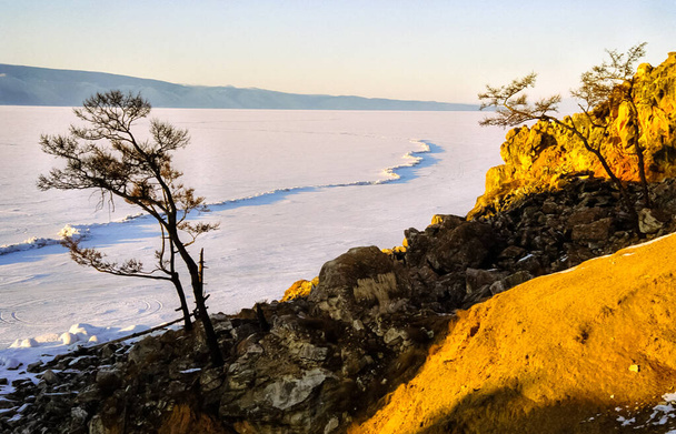 Inverno no Baikal, gelo e neve no lago. A beleza da natureza de Baikal no inverno. - Foto, Imagem