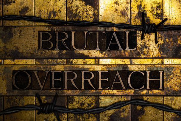 Brutal Overreach κείμενο μήνυμα σε grunge υφή χρυσού και χαλκού φόντο - Φωτογραφία, εικόνα