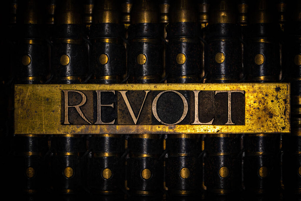 Mensaje de texto de rebelión sobre casquillos de bala de cobre - Foto, Imagen