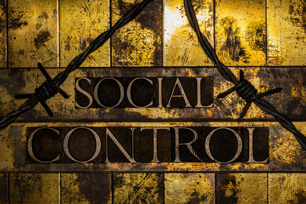 Texto de Control Social formado con letras tipográficas auténticas reales sobre fondo de cobre grunge plateado texturizado vintage y fondo dorado - Foto, imagen