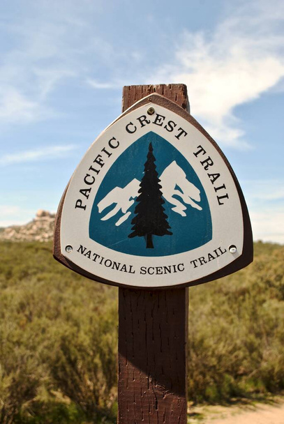 Campo, California: Pacific Crest Trail National Scenic Trail cartel con el logotipo cerca de la terminal sur, el típico punto de partida para los excursionistas a través de senderismo a 2.650 mi de México a Canadá - Foto, Imagen