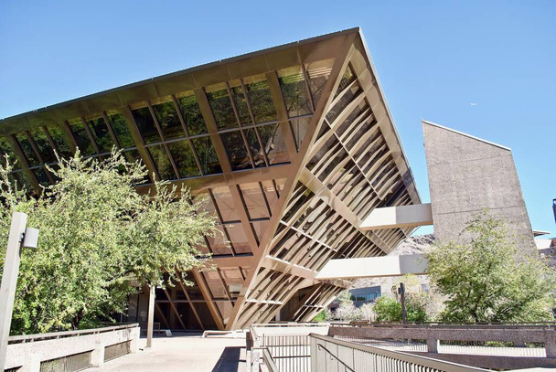 Tempe, Arizona: Zewnątrz budynku Tempe Municipal Building (Tempe City Hall), odwróconego budynku w kształcie piramidy w centrum miasta. Nowoczesny budynek komercyjny z połowy wieku został zbudowany w 1970 roku.. - Zdjęcie, obraz