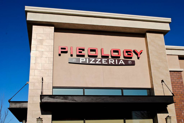 米国カリフォルニア州:ピエロジー・ピッツェリア(Pieology Pizzeria)は、カリフォルニア州のピザチェーン、ランチョ・サンタ・マルガリータ(Rancho Santa Margarita) 。Pieologyピッツェリアの看板の外.  - 写真・画像