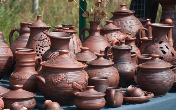 Vendere ceramiche per strada
 - Foto, immagini