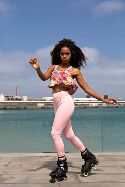 Afro Caribbean woman dancing on roller skates with lots of rhythm - Foto, Imagem