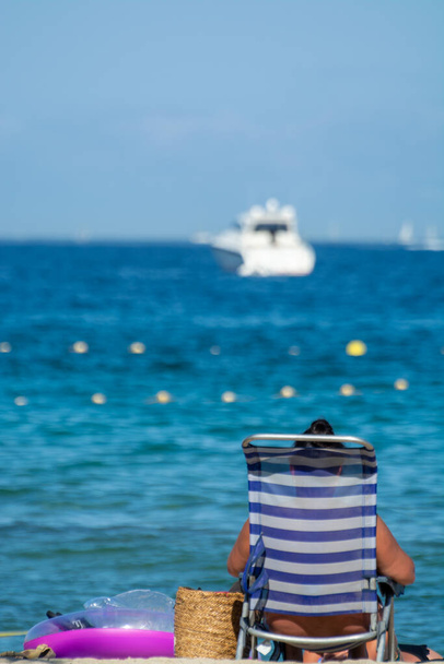 Pessoas não identificadas tomando banho de sol na praia de areia na Riviera Francesa, Var, férias de verão no mar, França - Foto, Imagem