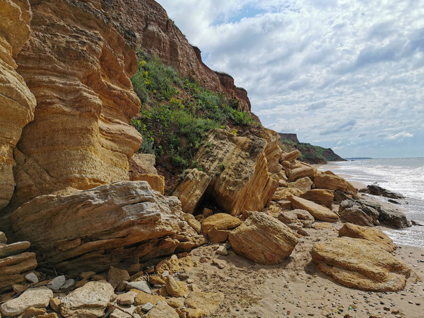 Cliff by the Sea. Au bord de mer. Les rives escarpées de la mer. - Photo, image