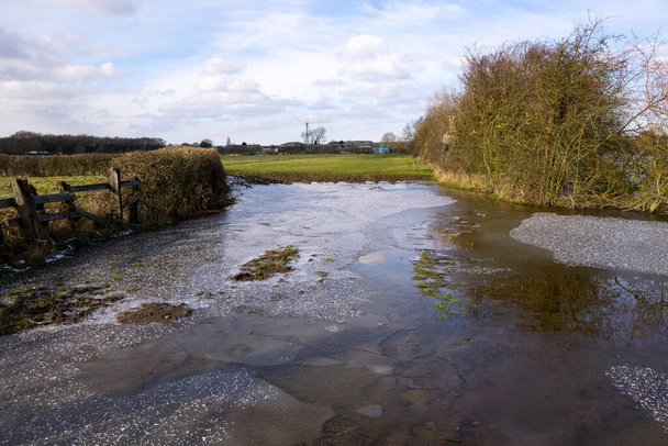 Zamrożone wody powodziowe na gruntach rolnych - Zdjęcie, obraz