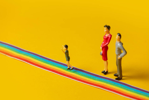 pequenos pais e figuras de filho no caminho do arco-íris LGBT - Foto, Imagem