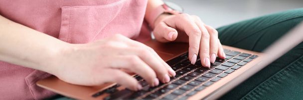 Πληκτρολόγηση γυναικείων χεριών σε κοντινό πληκτρολόγιο laptop - Φωτογραφία, εικόνα