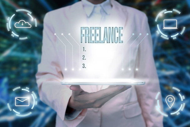 Tekstitys Freelancesta. Business showcase työskentelee eri yrityksissä sen sijaan, että pysyvästi Lady Uniform Standing Tablet Käsi esittää Virtual Modern Technology - Valokuva, kuva