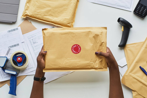 Postal Worker Shipping Parcel - Foto, afbeelding