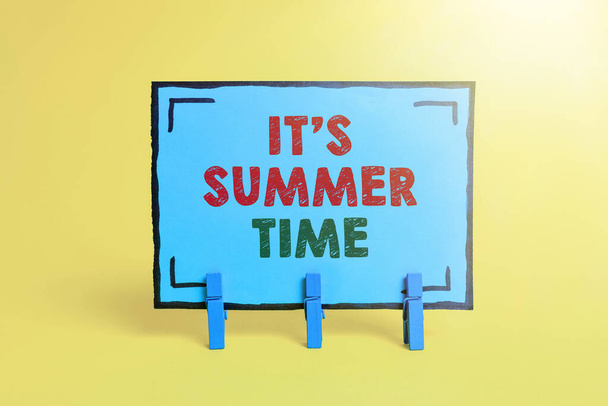 概念表示夏時間です。天気の良い日を楽しむ楽しさと興奮のためのインターネットのコンセプトシーズンカラフルなアイデアプレゼンテーション新鮮な思考を表示メッセージを送信 - 写真・画像