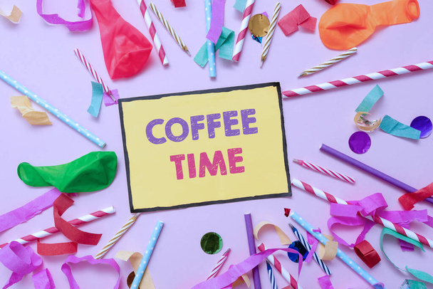 Kahve saatini gösteren bir tabela. İş konsepti bir fincan kahvenin servis edildiği ve sarhoş olduğu Renkli Parti Koleksiyonları Parlak Kutlama Şeyleri Doğum Günü Kutlama Kiti - Fotoğraf, Görsel