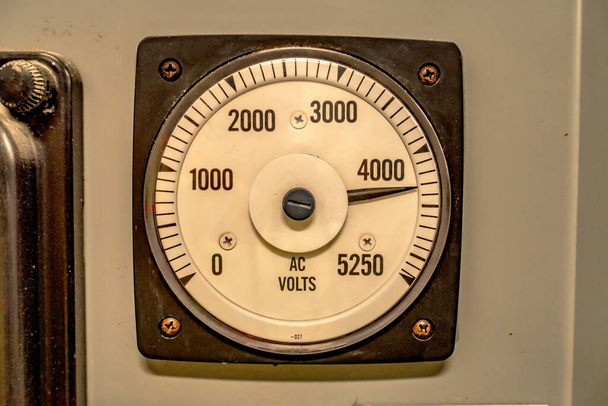 manomètre et boutons de commande dans une usine - Photo, image