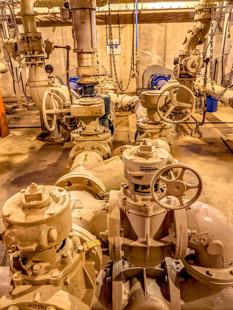 Rohre und Abwasserpumpen in der industriellen Kläranlage - Foto, Bild