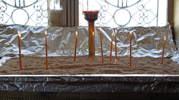 Kynttilät hiekkalaatikossa Kreikan kirkko - Valokuva, kuva
