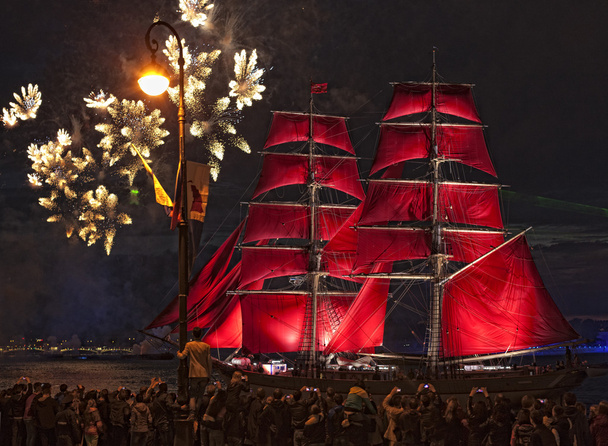 Spettacolo di luci e fuochi d'artificio con una fregata con vele scarlatte galleggianti sul fiume Neva
. - Foto, immagini