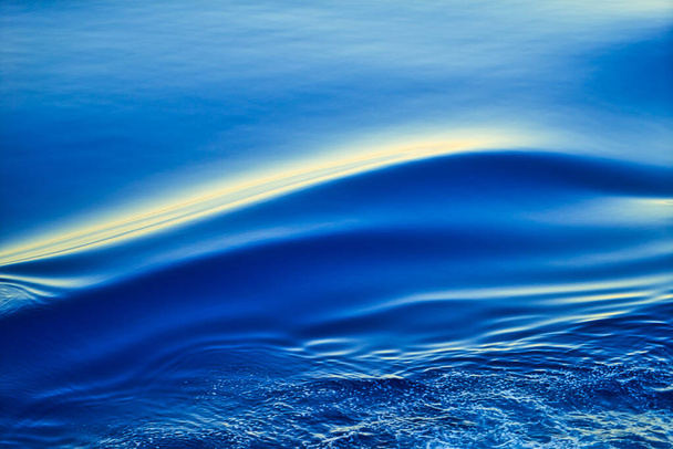 El nivel del mar se mueve suavemente para crear capas de ondas. La naturaleza es pacífica y serena, el azul profundo del Océano Pacífico Norte. Tomado en un crucero. - Foto, imagen