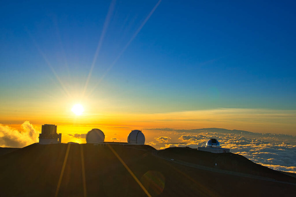 Обсерваторія в морі хмар заходу сонця. Обсерваторія Мауна - Кеа, Великий острів, Гаваї, США, червень 2019. - Фото, зображення