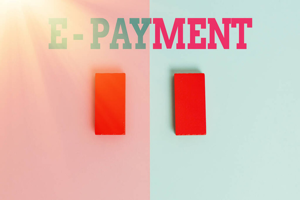 Tekst inspirujący E payment. Koncepcja oznaczająca po prostu zdefiniowaną jako płatność online za towary lub usługi Dwa obiekty rozmieszczone twarzą do wewnątrz na oddzielnym kolorowym tle - Zdjęcie, obraz