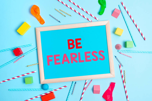 Текстовий знак, що показує Be Fearless. Діловий огляд акта прагнення вести надзвичайне життя і змінити барвисті вечірки Запрошення дизайну Яскраві ідеї планування святкування
 - Фото, зображення