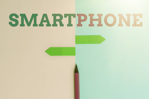 Wyświetlacz koncepcyjny Smartphone. Internet Concept telefon komórkowy, który wykonuje wiele komputerów s jest wyposażony w dwa obiekty rozmieszczone skierowane do wewnątrz na zewnątrz na oddzielnym kolorowym tle - Zdjęcie, obraz