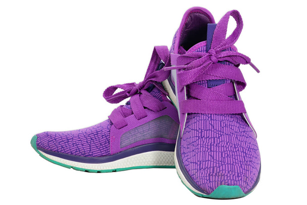 fialová barva tenisky nebo boty izolované na bílé - Fotografie, Obrázek