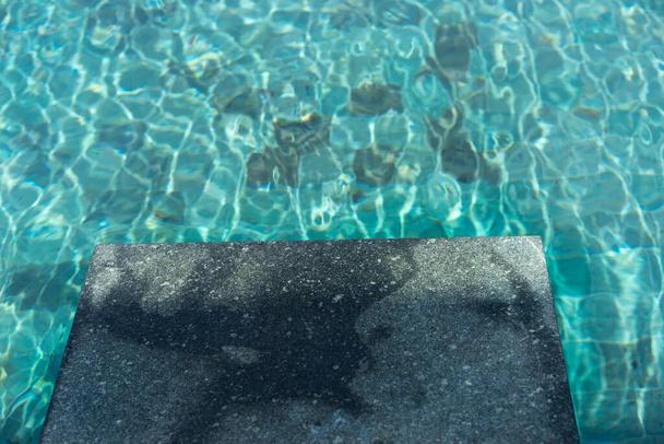 スイミングプールのプールサイド - 写真・画像