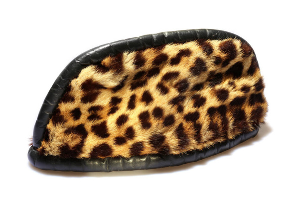 Leopardenfell-Mütze. Eine echte Leopardenfell-Mütze aus Afrika. isoliert auf weiß. Raum für Text. Leoparden- und Tierfell sind seit Tausenden von Jahren und vielleicht seit Menschengedenken ein modisches Statement. Leopardenfell. Mode Pelz. Echtes Leopardenfell.  - Foto, Bild