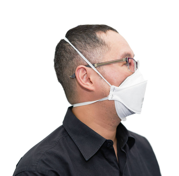 ázsiai férfi hord n95 védelem corona vírus maszk elszigetelt fehér -ban pandémiás covid 19 kopás szemüveg oldalnézet - Fotó, kép