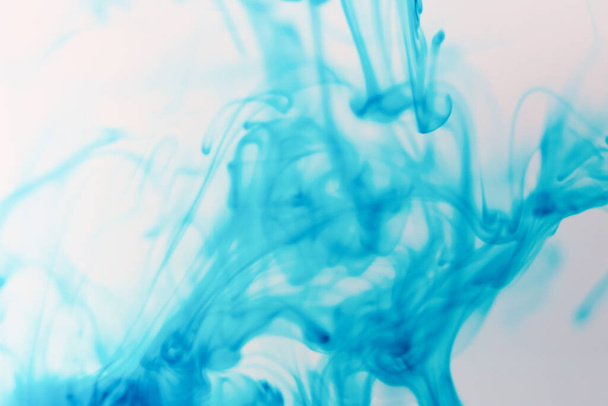 Soyut dinamik sıvı izole fotoğrafçılık için sanat suyu renk akışı mürekkep damlası altında - Fotoğraf, Görsel