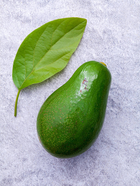 Свіжий авокадо, встановлений на білому фоні. Авокадо популярний для здорової кухні та контролю ваги
. - Фото, зображення