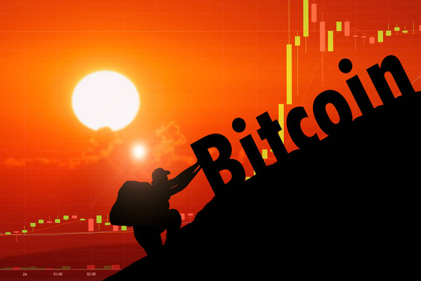 Lidé tlačí bitcoiny na vrchol hory. Bitcoin push idea - Fotografie, Obrázek