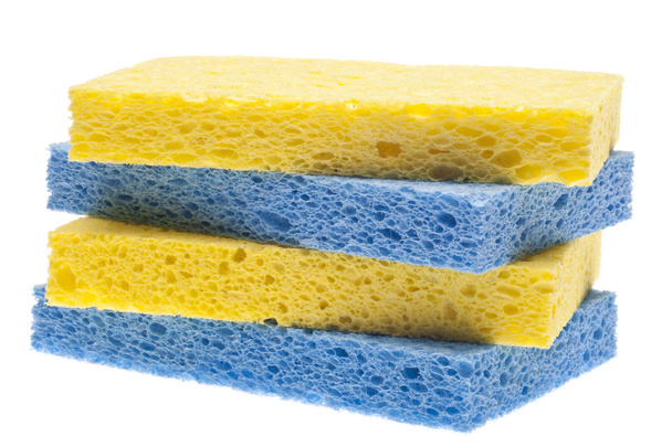 Stapel blauer und gelber Schwämme isoliert auf weiß mit einem Clipping-Pfad. - Foto, Bild