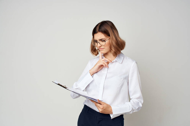 γυναίκα διευθυντής σε λευκό πουκάμισο με φάκελο στα χέρια έγγραφα γραφείο - Φωτογραφία, εικόνα