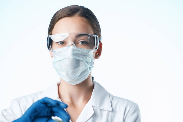 assistente de laboratório em uma pesquisa máscara médica casaco branco analisa - Foto, Imagem