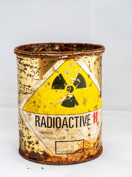 Eski radyoaktif madde varilinin paslı ve çürümüş çelik konteynırı, radyasyon atığı emisyonları, çevre kirliliği, tehlike işareti - Fotoğraf, Görsel