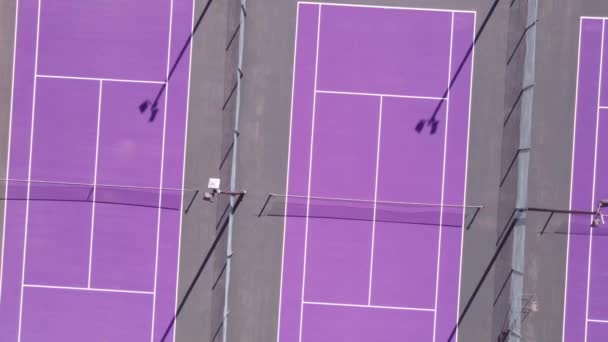 Dron létání nad jasnými barevnými tenisovými kurty - Záběry, video