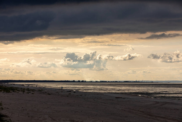 Краса заходу сонця з пляжу в Янтарі. Померанія, Польща - Фото, зображення