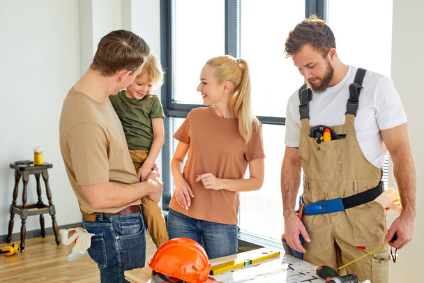 Nice Caucasian Family With Child Boy At Meeting With Repairman Builder, Discussing - 写真・画像